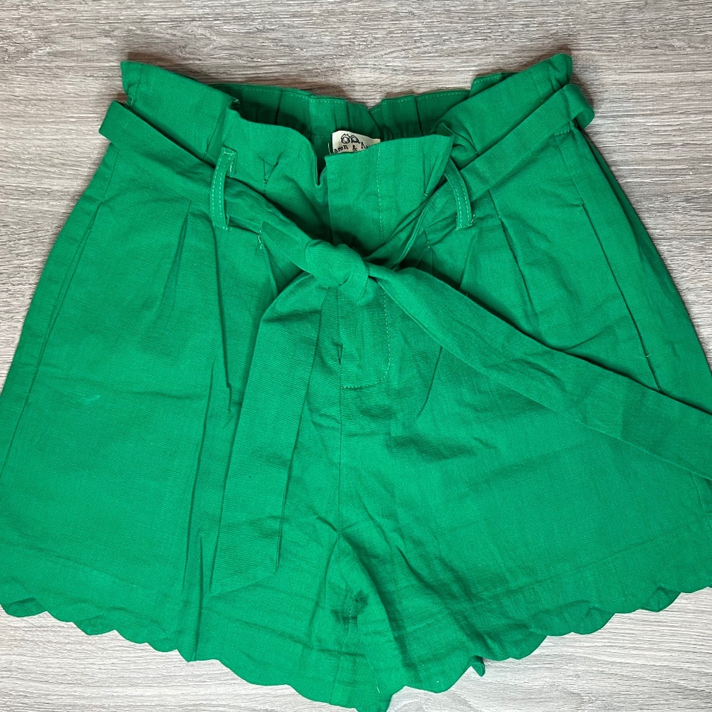 Aaron & Amber scalloped high waist shorts